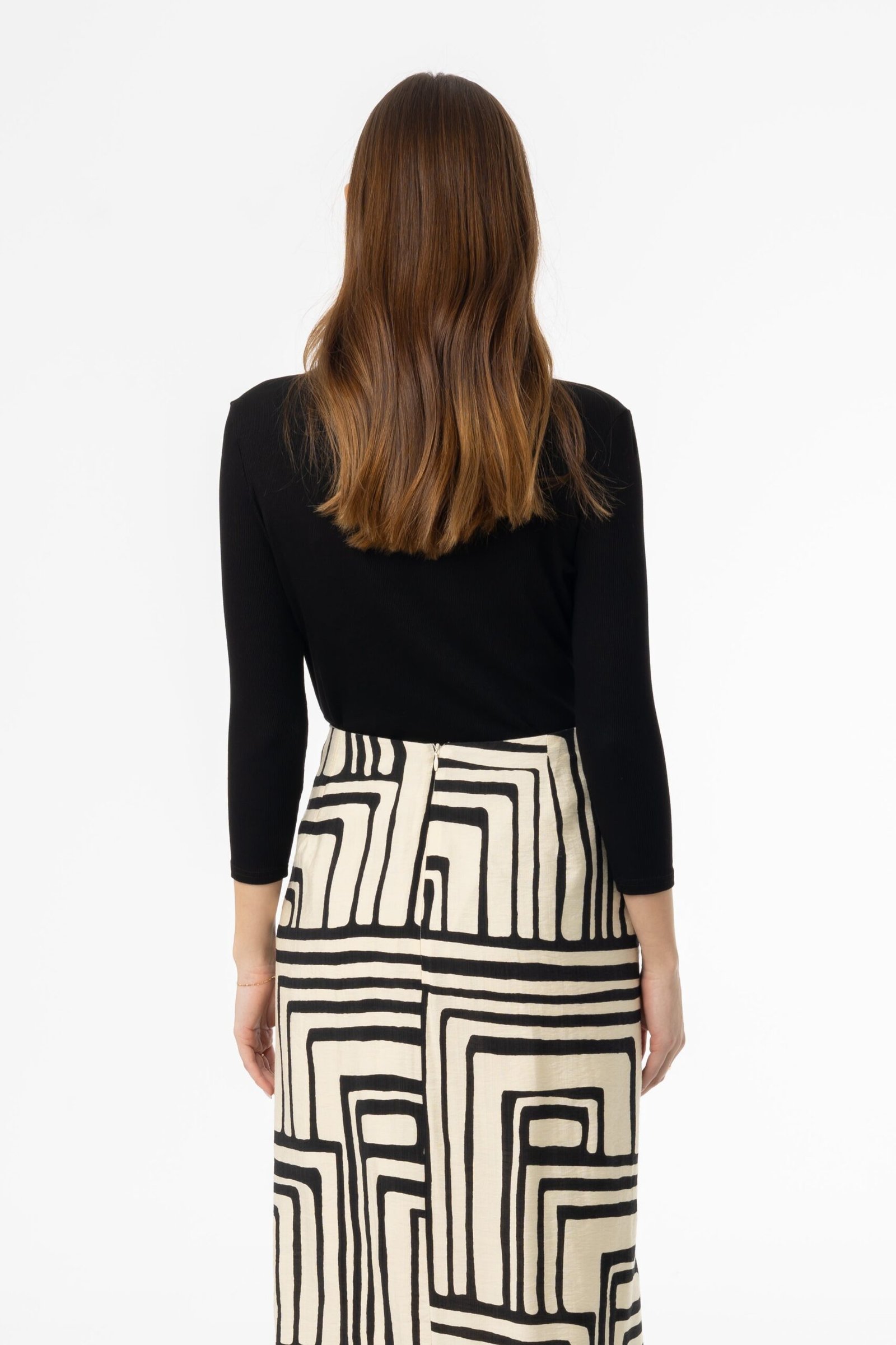 Black Ribbed Round Neck 3/4 Sleeve T-Shirt - Image 3